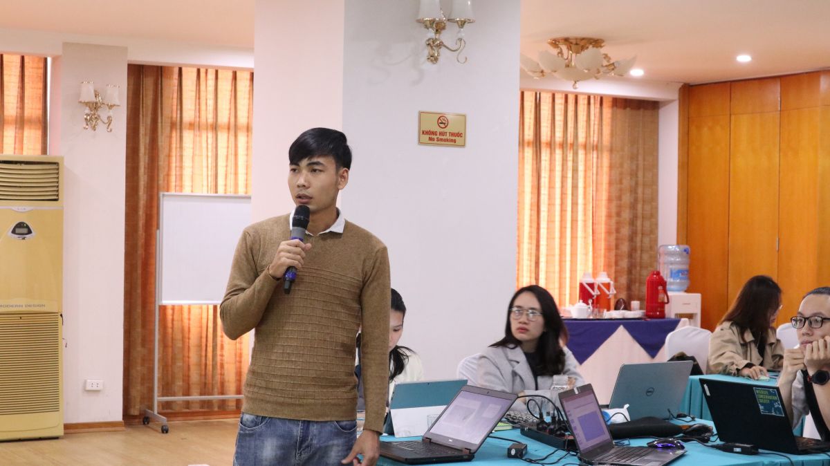 Tuan Nguyen Ngoc Anh, a research officer from the Consultative and Research Centre on Natural Resource Management (CORENARM), shares his project on the impacts of mangrove forests on the livelihoods of residents in Thua Thien Hue Province during the data literacy training course in Viet Nam.