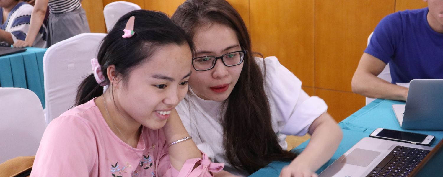 Ly Nguyen Thao and another trainee discuss how to apply MAPEO in their projects.