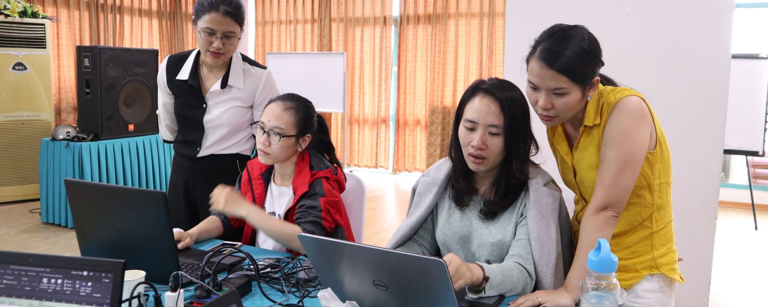 Open Development Initiative (ODI) trainers Tran Thi Hoang Anh (left) and Nguyen Thu Nga (right) instruct participants at the digital literacy training course in Viet Nam.